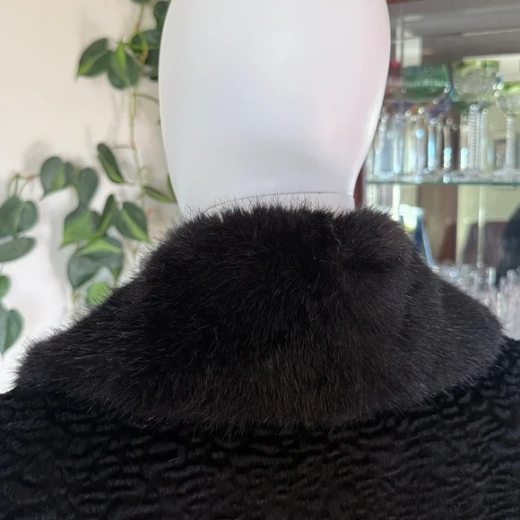 Gallery Black Persian Look with Faux Fur Collar Coat
Women’s size M Like New - Picture 7 of 8